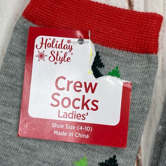 Christmas Socks Holiday Style 2 Pairs Sz 4-10 - Picture 2 of 4